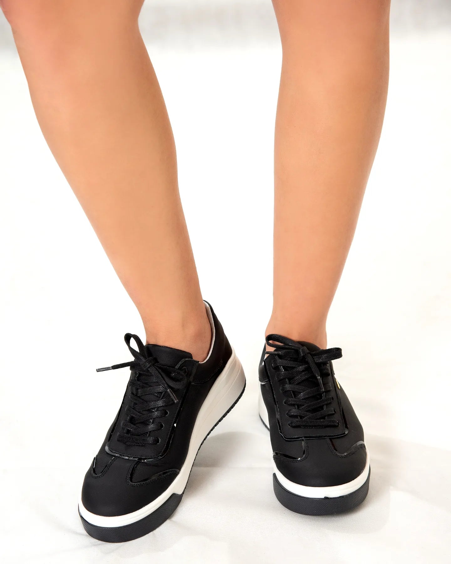 ABRIL NEGRO - Zapatillas en cuero para mujer