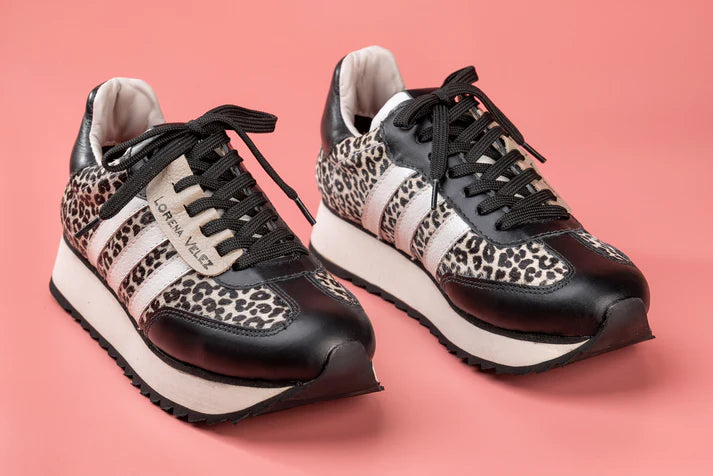LEONELA NEGRO -  Zapatillas en cuero para mujer.