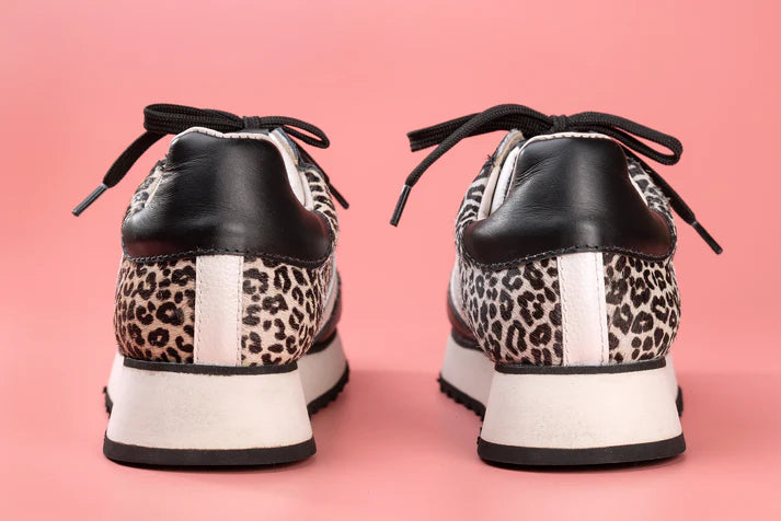 LEONELA NEGRO -  Zapatillas en cuero para mujer.